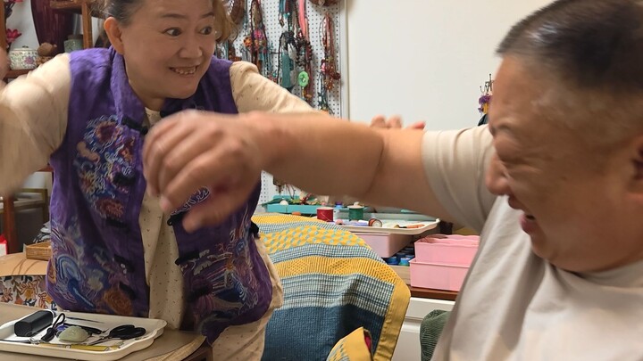 Trong nhà có đồ cũ gì thế? Trả lời tôi đi!