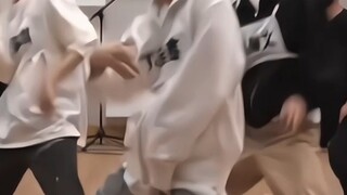 我要看看这个没背景的小孩能走多久