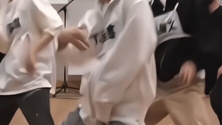 我要看看这个没背景的小孩能走多久