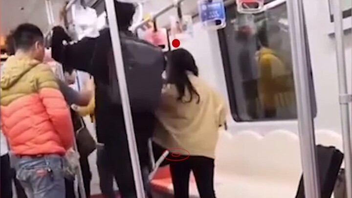 A man provoked passengers around him on the subway and harassed a girl, and was kicked and beaten by