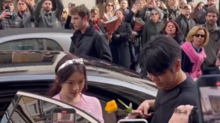 โอ้พระเจ้าช่วย ทำไมคนเยอะจัง….ฝรั่งอย่างพวกคุณอย่าเพิ่งตื่นเต้นไปนะ ฮ่าๆๆ