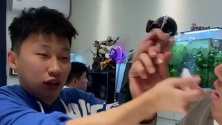 เกมแอบสอดแนมสุดฮาในห้องนอน เพื่อนร่วมห้องถล่มกันเต็มที่ ตอนจบขำกลิ้ง!