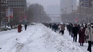 Public transportation in Anshan, Liaoning, has been suspended, and citizens have begun walking to wo