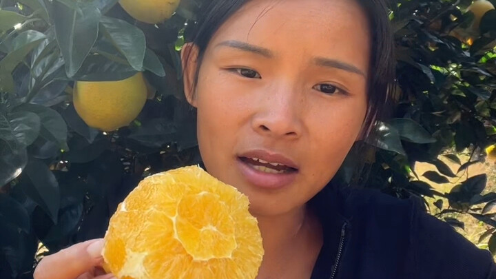 A mother with advanced uremia is trying hard to sell navel oranges to support her children. The nave