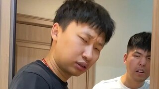 عندما تطلب المساعدة من زملائك في الغرفة، يعاملونك بهذه الطريقة، هل فقد العالم الحب؟