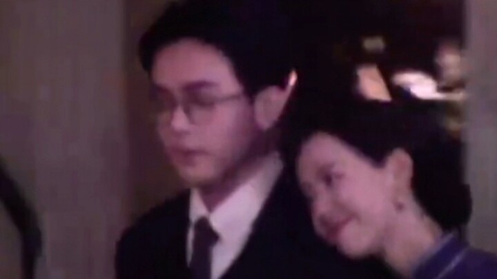 Shunxi Zeng and Duling Chen spotted on set of “Lonely Boat”—they’re so sweet and perfect together!