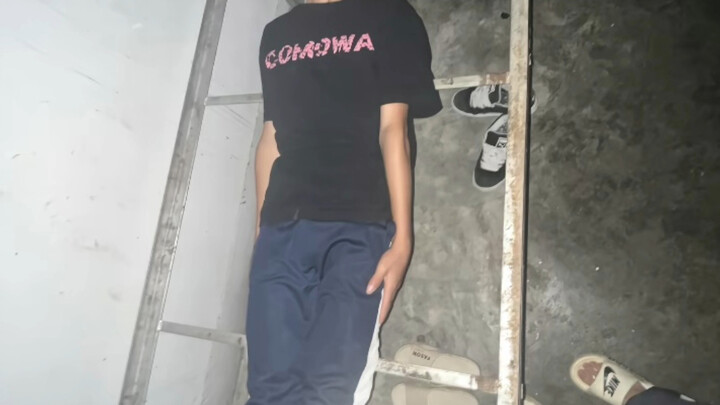 Harsh critiques of photographic works in the comment section—even Hawking couldn't keep a straight f