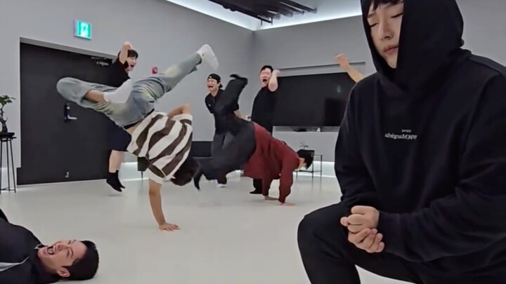 ท่าเต้นนี้เจ๋งสุดๆ ไปเลย! ลุยเต้นสตรีทดิ!