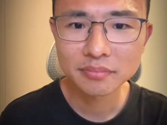 “你才从底层爬出来几天啊？你就去嘲笑他们？”