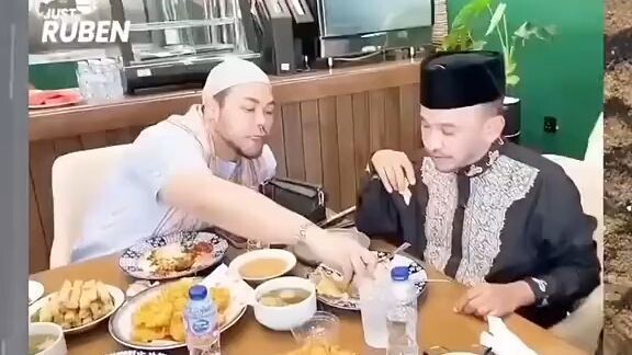 MOMEN HAJI RUBEN DAN IGUN MAKAN DI RESTORAN MADINAH