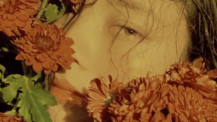 ช่างภาพสาวที่จนที่สุดในโลกออนไลน์ ใช้ไฟฉายถ่ายเซลฟี่ในห้องเช่า