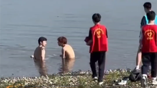 Rahasia atlet terungkap, mandi di tempat terbuka disaksikan lebih dari 50 orang yang ramai membahasn