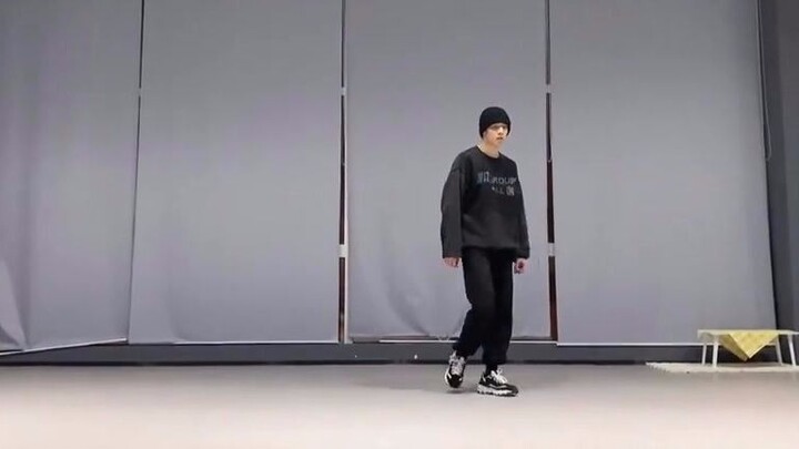 【หลิวเหยาเหวิน】คัฟเวอร์เพลง “Mmmh” ของคิมจองอึน KAI ในห้องซ้อม & มุมกล้องแนวตั้ง