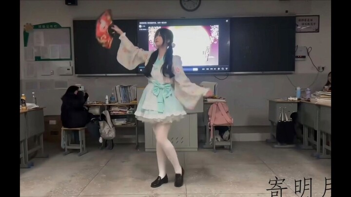 SMA Putri di Tiongkok: Para Siswi SMA “Stoking Putih Panjang, Mengirimkan Bulan Purnama” dalam Acara