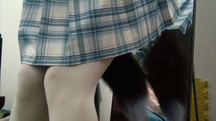 الفتى الجميل الذي يبدو كفتاة يرفرف فقط بذيله