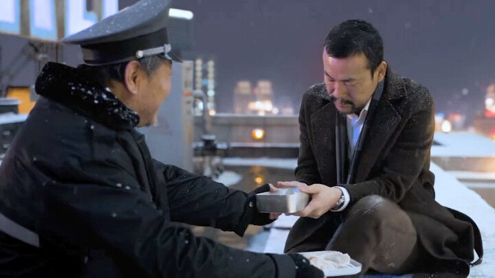 Two people on New Year’s Eve went to the rooftop intending to jump; the security guard risked his li