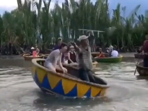 Thrilling Water Sports! Don’t Blink! 👀 A Deep Dive into Vietnam’s Traditional Fishing Techniques!
