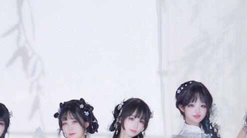 The spring rain in the south of the Yangtze River is certainly not as gentle as the cheongsam sister
