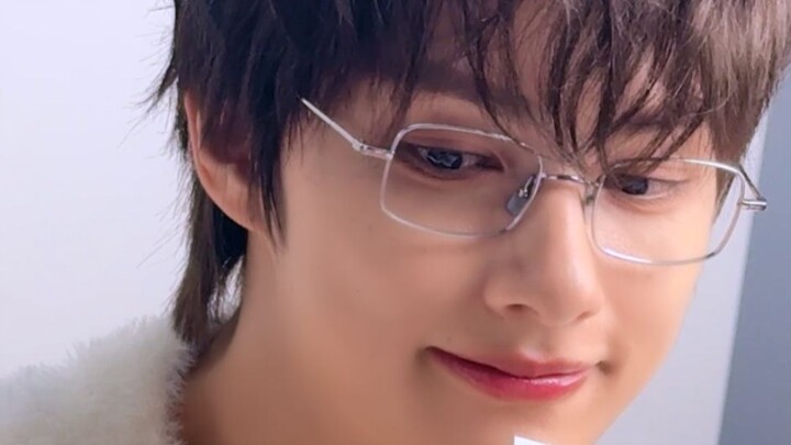 JUN's Behind-the-Scenes Footage from an Ad Shoot