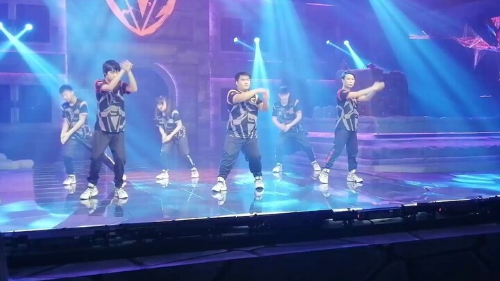 Membawa kalian menjelajahi sudut pandang lain dari sepupu laki-laki yang sedang menari