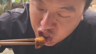 Adik Monyet Belajar Masak, Netizen Langsung Puas Saat Makanan Keluar dari Panci