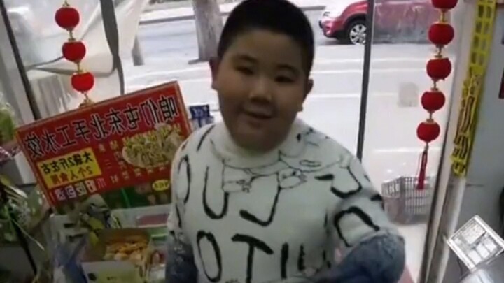 Kid can't pull up the yo-yo after buying it, so he asks the boss for a refund. The boss then starts 