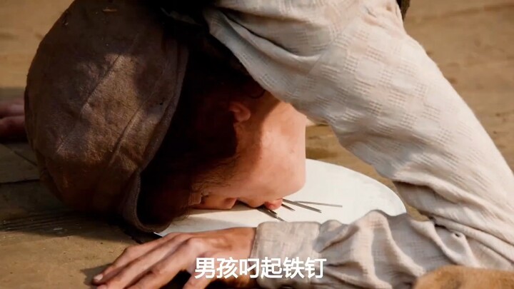 Cậu bé ngậm đinh sắt rồi nhanh chóng nuốt vào miệng, nào ngờ lại bị mắc kẹt trong cổ họng.