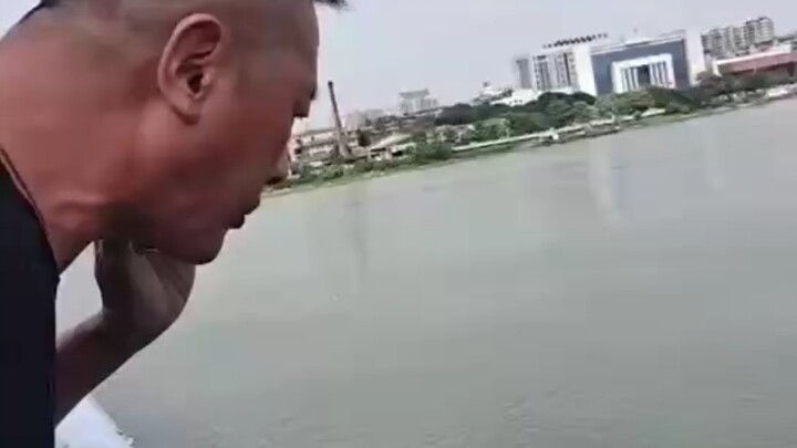 Thật là ngại ngùng, đã thành tượng đất rồi mà vẫn còn cười được.