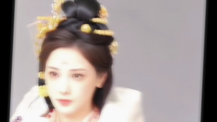 这不就是那传说中的“妖妃”嘛！！百千娇媚，海棠醉月，带雨梨花。