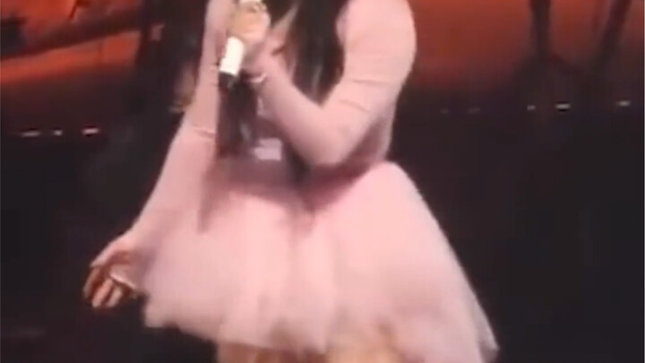 ههههههه، ضحكتُ حتى الثراء! هل هذه هي الخدع المسرحية اليدوية؟ لا بد من القول...