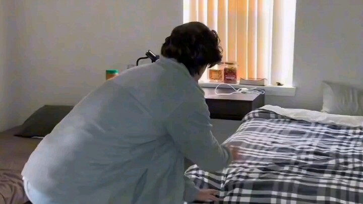 Teman yang merasa dunia ini berputar hanya untuknya