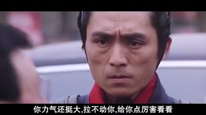 兵马俑剑法入神，轻松挥了一剑，当场就把恶霸的头发剃光！