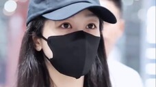 9.28 Hahaha fans gave Yang Zi a purple grape pendant and she left for Paris Fashion Week