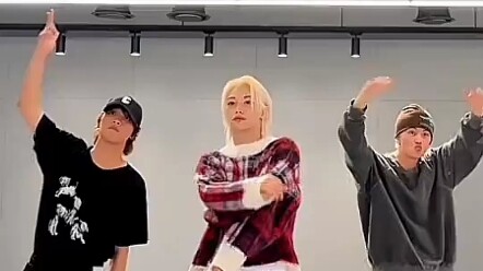 I found that Li Longfu is very suitable for dancing