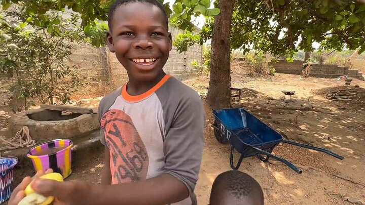 We went to supervise the construction of a house for the little monkey. We had some barbecue in the 