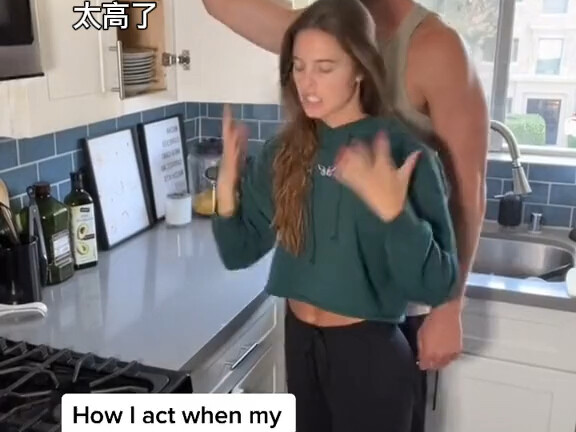 Khi bạn trai ở nhà vs khi không ở nhà