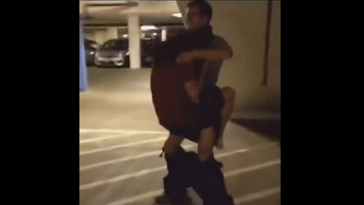 Menyamar jadi perut untuk menghindari bayar tiket