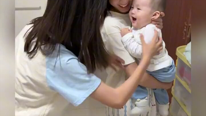ที่บ้านมีน้องชายตัวน้อยมาแล้ว สองพี่น้องเลียนแบบท่าทางของทุกคนในครอบครัวที่เปลี่ยนไปอย่างสิ้นเชิง ตล