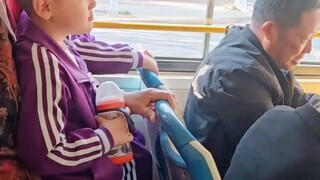 坐公交遇到幼儿园小朋友春游，乘客一人怀里抱一个，网友：没当上奶奶的回家催得更厉害了