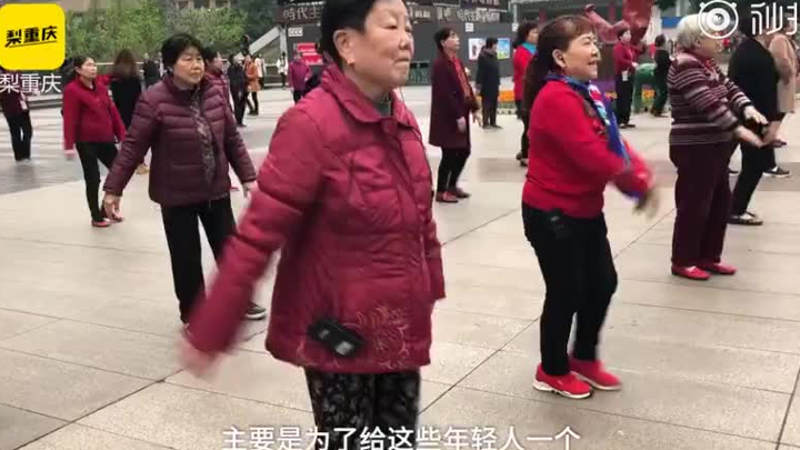 Great! Auntie dances square dance with headphones: not disturbing others, giving young people a rest