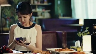 شاب يخرج في موعد مع فتاة جميلة، لكنه يصادف عصابة متخصصة في النصب على الزبائن بالكحول، وببعض الحركات 