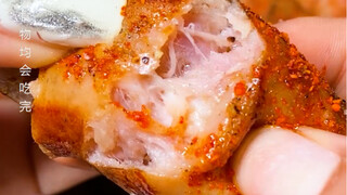 一咬会爆汁的烤肠来啦，你有遇到这样说话奇葩的朋友吗？