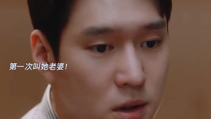 Sang tokoh utama perempuan berniat mengakhiri karier “istri palsu”-nya. Setelah lima tahun jadi pasa