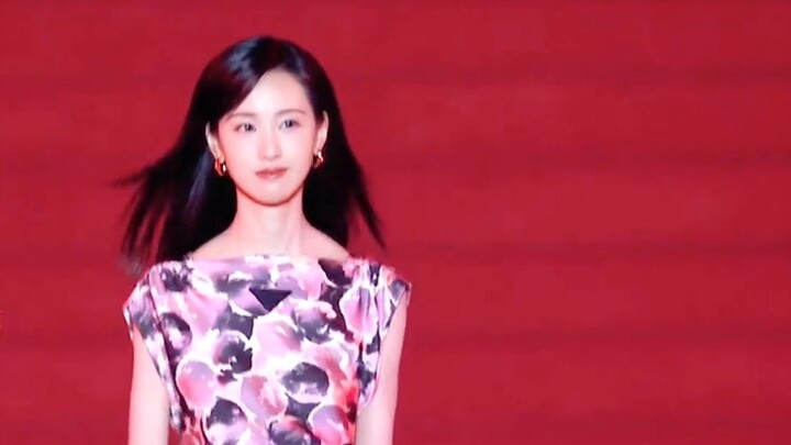 I can't tell if this is the Tokyo Girls show or the Wenrong Awards red carpet | Chen Duling