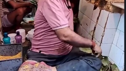 Susah dibayangkan kenapa Kak Yong berani makan.. (Jajanan jalanan India)
