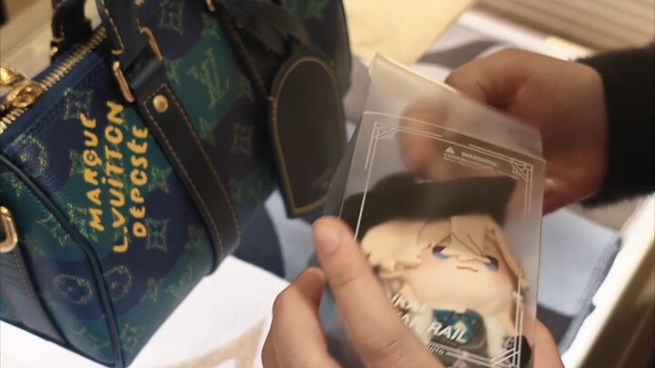 Match the gold sand with an LV bag.