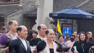 秃头团队现场直播带货！！！网友：别说！这假发一戴 效果还挺好~ #惊不惊喜意不意外 # #拍摄现场花絮 #网红