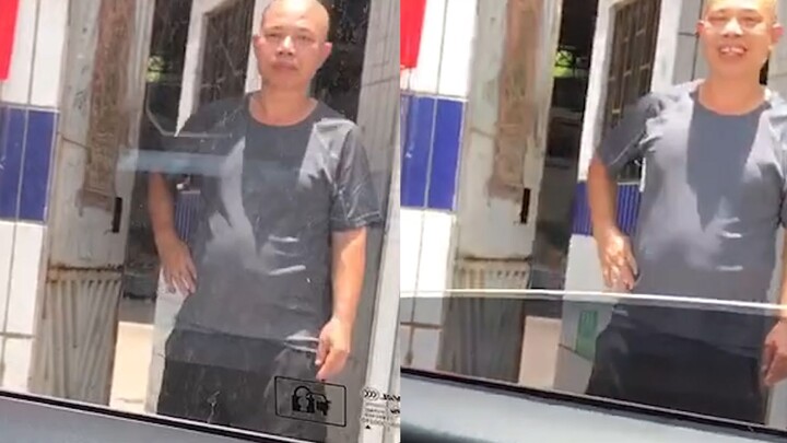 亲爹一开门见儿子满脸嫌弃，瞅见孙子后瞬间变脸笑出褶，儿媳笑喷