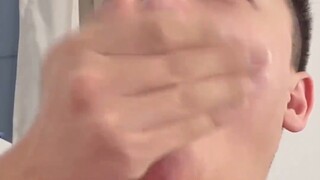 Khi tôi còn nhỏ, tôi đã mút cốc và miệng tôi đầy những vết đỏ