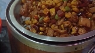 Kondisi terkini nasi dalam tong kayu di sebuah kantin universitas 211 di Jiangxi